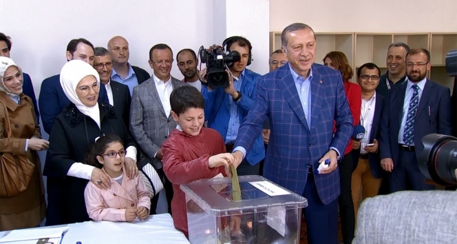 Erdoğan: Türkiye sandıklar açılınca geleceğe yürüyecektir